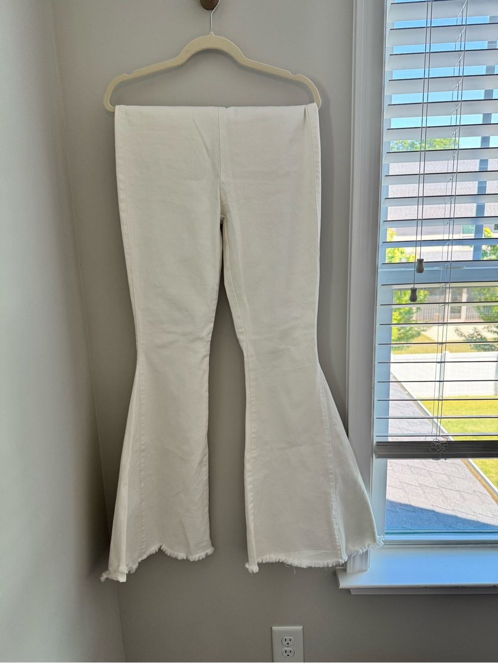 Newbury Kustom White Frayed Hem Ultra Flair Jeans